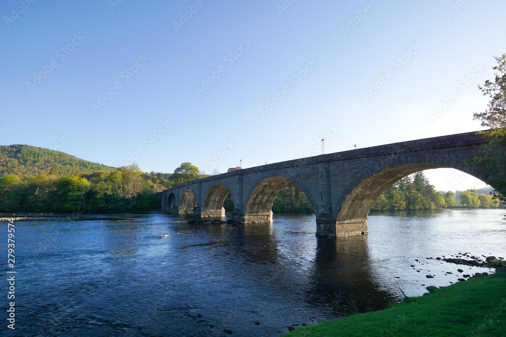 Dunkeld Bridge über den Fluß Tay in Schottland