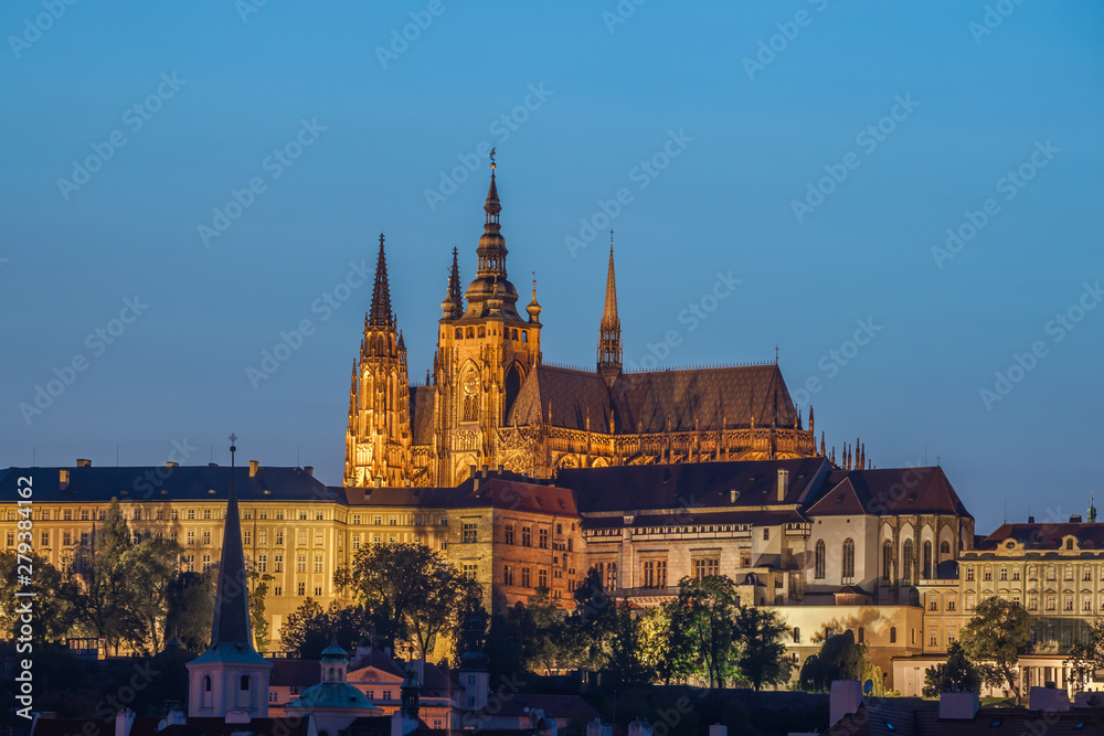 Naklejka premium Zamek Praski i Most Karola wieczorem, Praga, Czechy, Wełtawa na pierwszym planie.