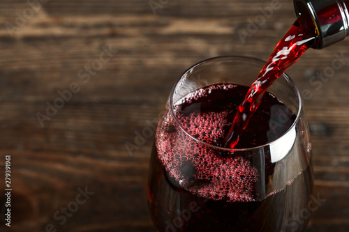 in a glass pour red wine