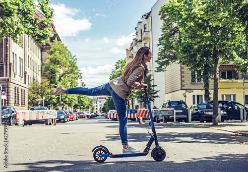 junge Frau mit e - scooter