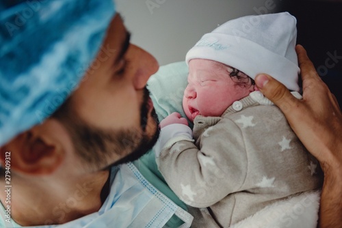 padre con niño recién nacido
