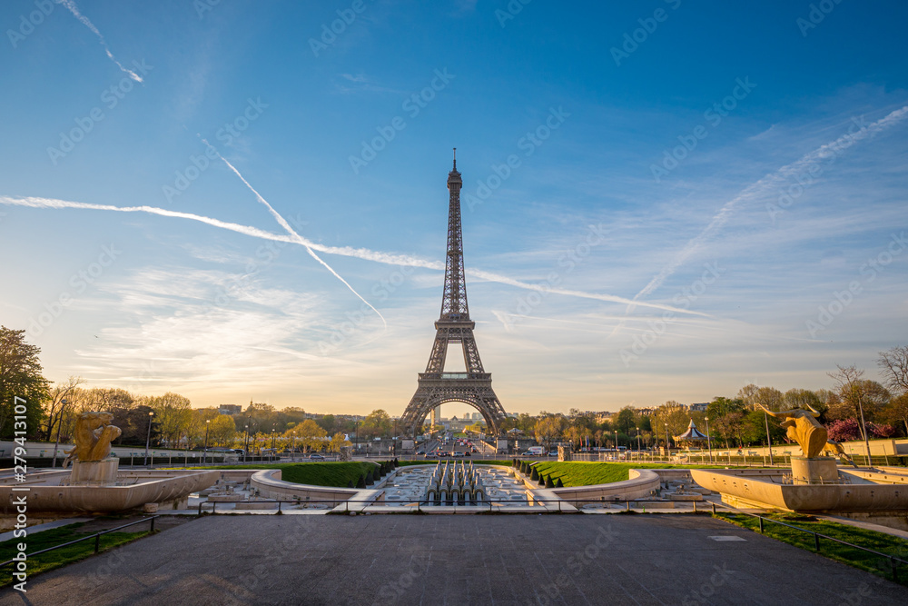 A view of the Eiffel Tower from Palais de Chaillot, Paris, France - obrazy, fototapety, plakaty 