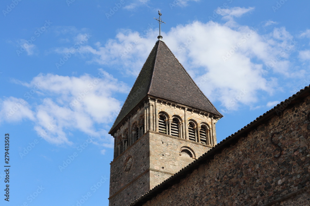 Fototapeta premium Extérieur de l'église Saint Nicolas du 12 ème siècle dans le village de Beaujeu