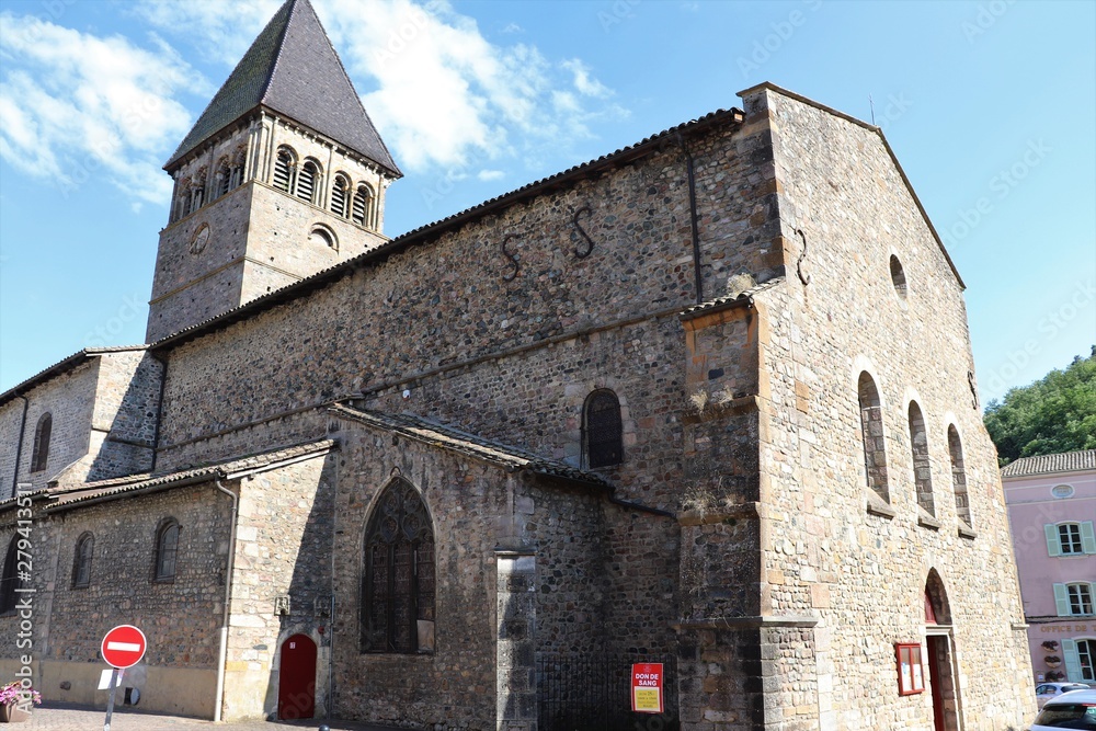 Extérieur de l'église Saint Nicolas du 12 ème siècle dans le village de Beaujeu