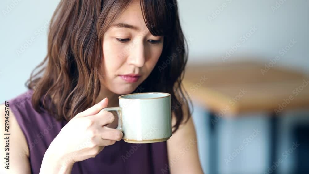 カフェで仕事する女性 カフェで仕事する女性