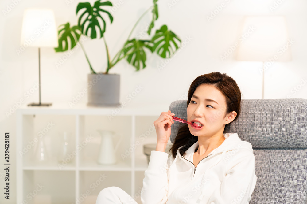 歯磨きをする女性