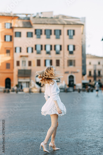 The best places for travel and photo shoots. Girl blogger in Rome with sightseeing.