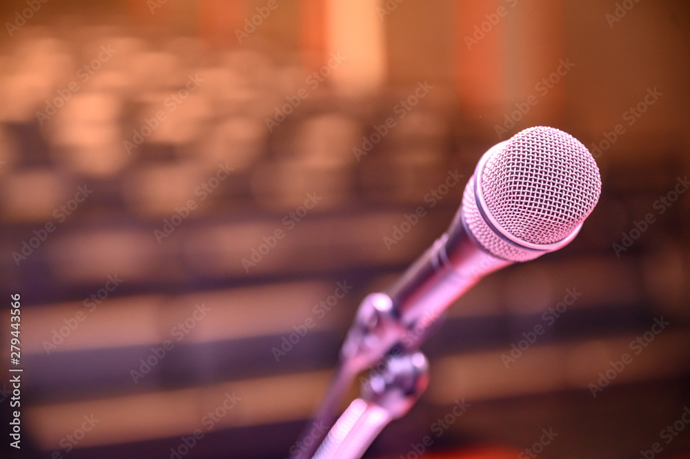 Obraz premium Microphone over the blurred business forum Meeting or Conference Room Concept, Blurred background.