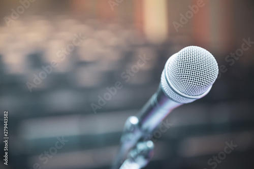 Obraz na płótnie Microphone over the blurred business forum Meeting or Conference Room Concept, Blurred background. w salonie