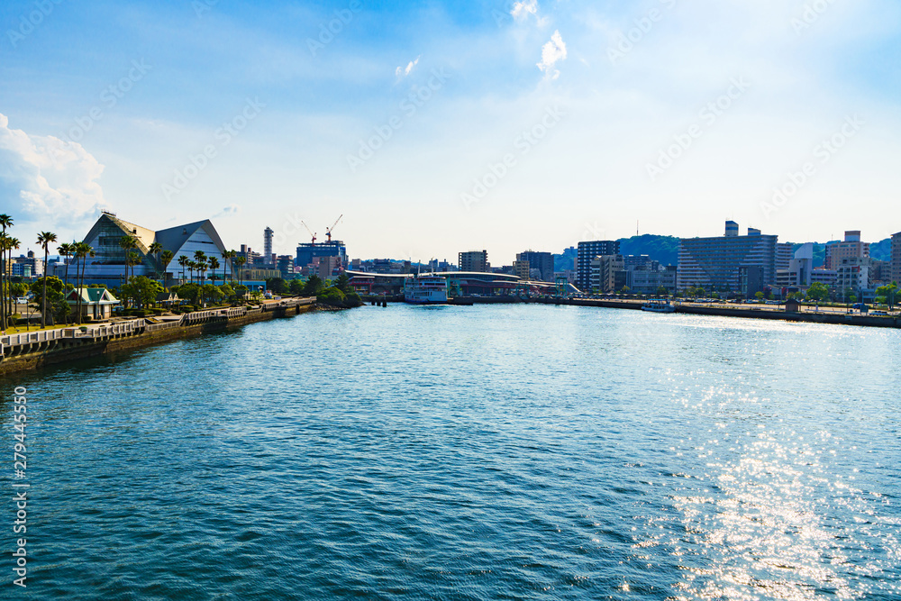 Naklejka premium [鹿児島のイメージ][交通イメージ] 快晴の鹿児島港と桜島フェリーターミナルの風景