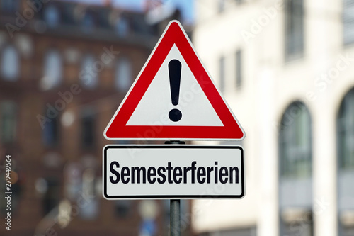 Semesterferien auf Achtung Schild Stadt