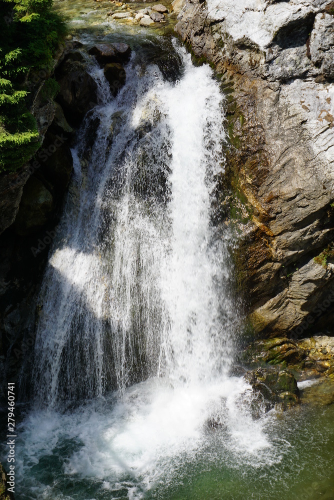 Wasserfall im Wald in Tirol
