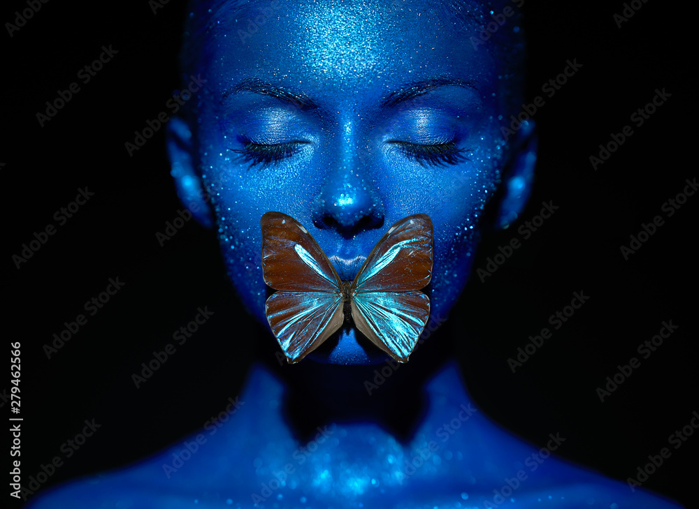 Fototapeta Portret pięknej seksownej kobiety z błękitnym motylem. Kolorowy brokat świecący w stylu Art Design
