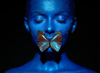 Fototapete Frauen Model mit blauem Schmetterling Neonlicht  © Oleg Gekman