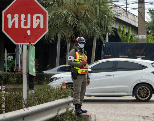 Canvas Print A traffic cop directing traffic on the road
