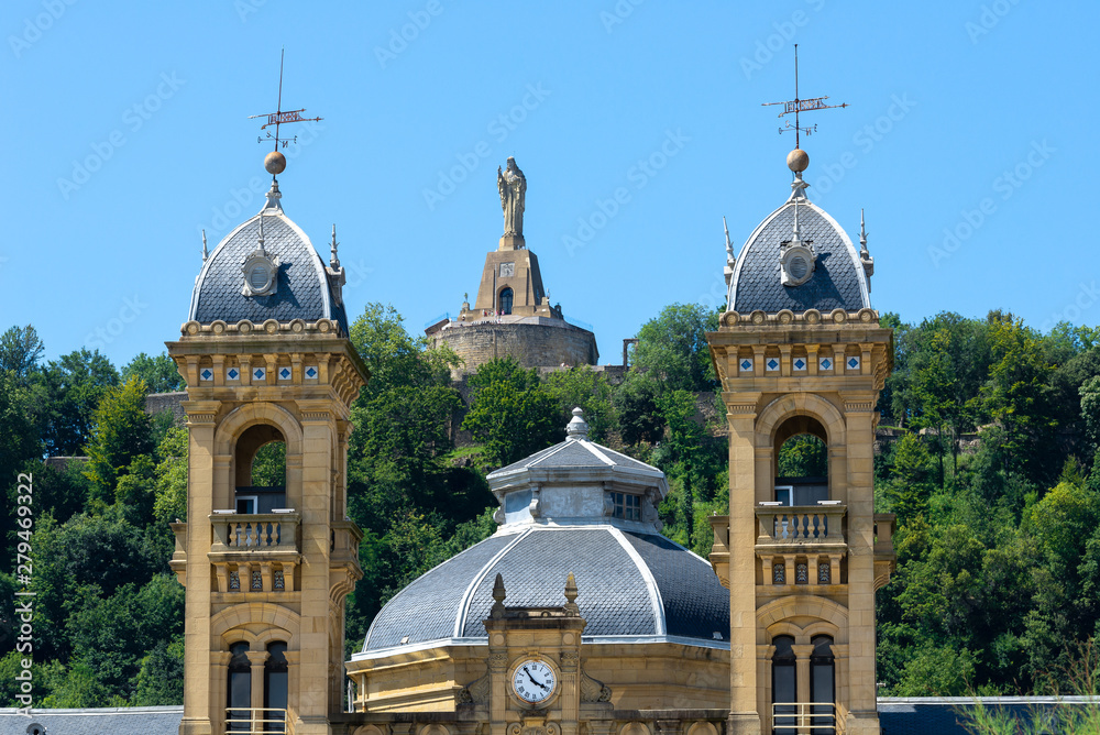 Fototapeta premium Fasada ratusza w San Sebastian, Hiszpania
