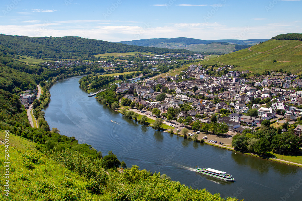 Obraz premium Moseltal bei Bernkastel-Kues - Blick von der Burg Landshut
