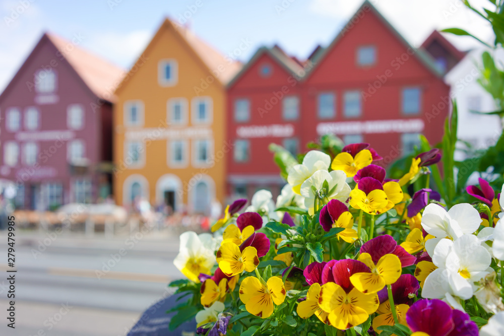 Das Hafenviertel Bryggen mit seinen hölzernen Häusern in Bergen, Norwegen
