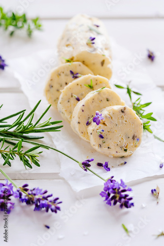 Kräuterbutter mit Lavendel - sommerlicher Brotaufstrich