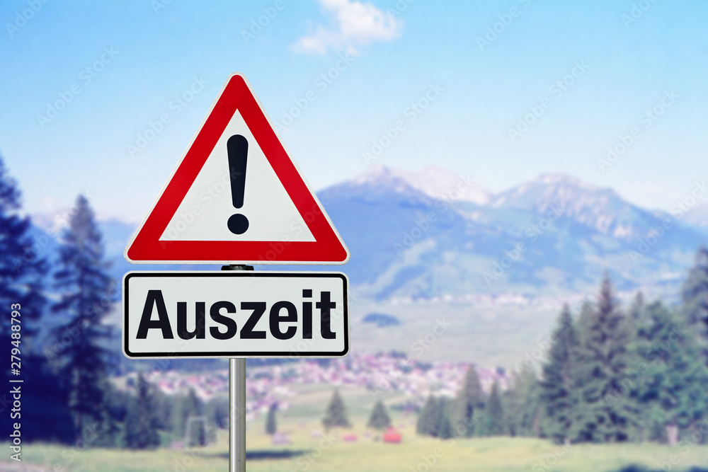 Auszeit auf Achtung Schild mit Landschaft Auszeit auf Achtung Schild mit Landschaft