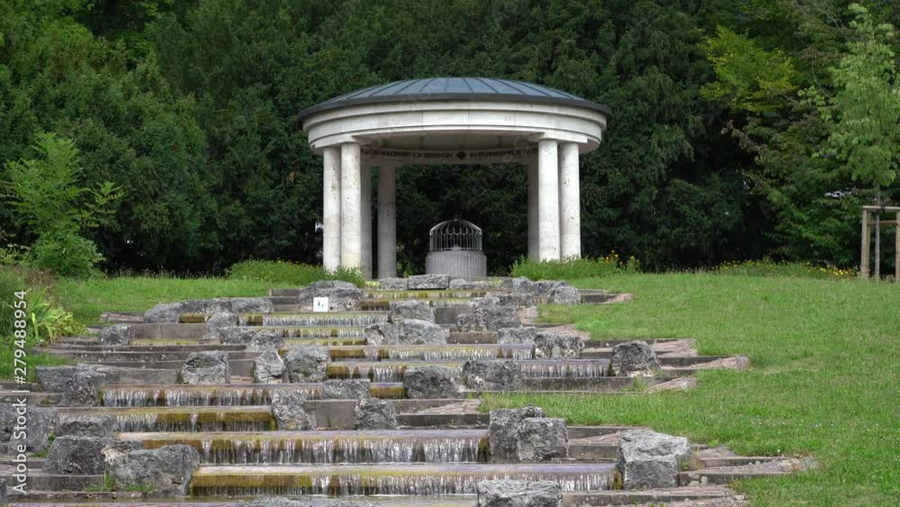 Quellentempel und Kaskaden im Kurpark in Bad Überkingen