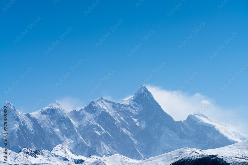 Obraz premium towering peak background