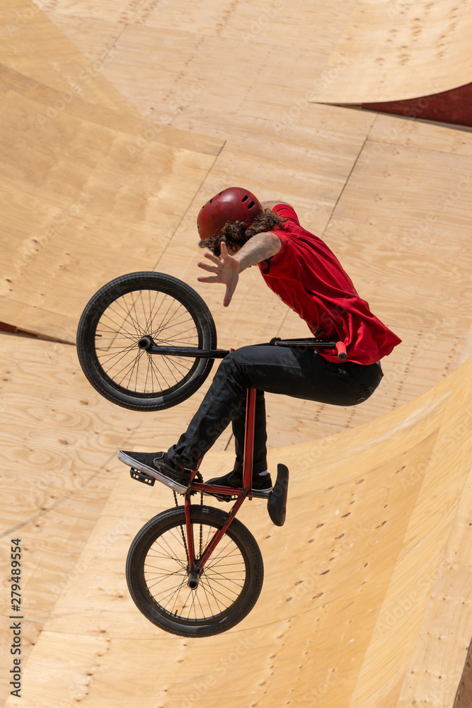 salto de bmx ó acrobacia de bmx ó adrenalina Stock Photo | Adobe Stock