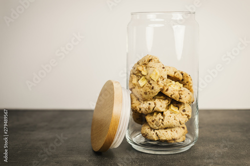 cookie sans gluten vegan fait maison dans un bocal en verre
