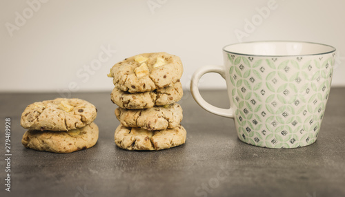 pile de cookie avec une tasse de thé pour un goûter sain