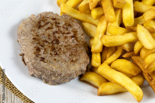 steak haché et frites photo