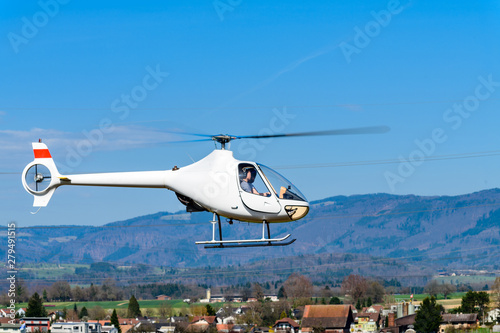 Helikopter in der Seitenansicht im flug