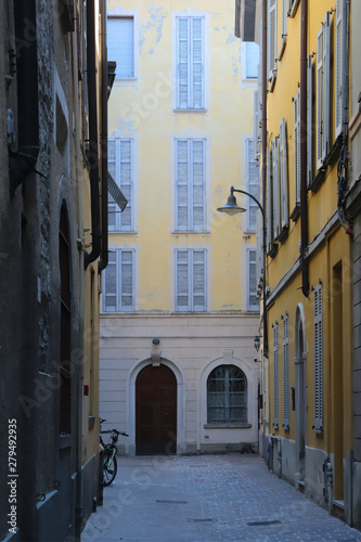 vicolo nel centro di como in italia, alley in the center of como in italy
