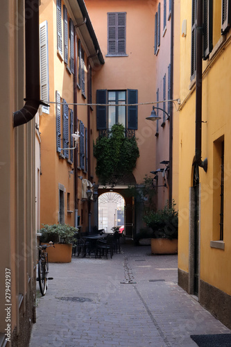 vicolo nel centro di como in italia, alley in the center of como in italy photo