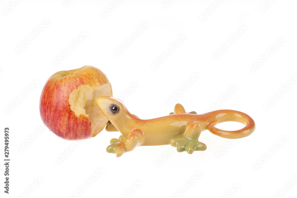 Gecko aus Keramit frisst Apfel