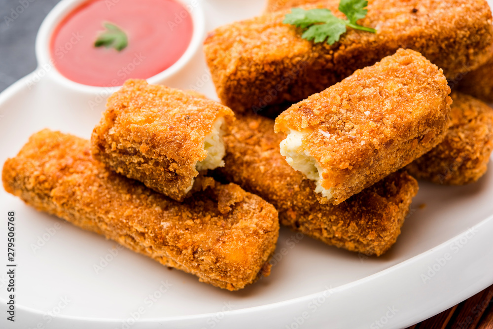 Kurkuri paneer fingers or pakora/pakoda snacks also known as Crispy Cottage Cheese Bars, served with tomato ketchup as a starter. selective focus Kurkuri paneer fingers or pakora/pakoda snacks also known as Crispy Cottage Cheese Bars, served with tomato ketchup as a starter. selective focus