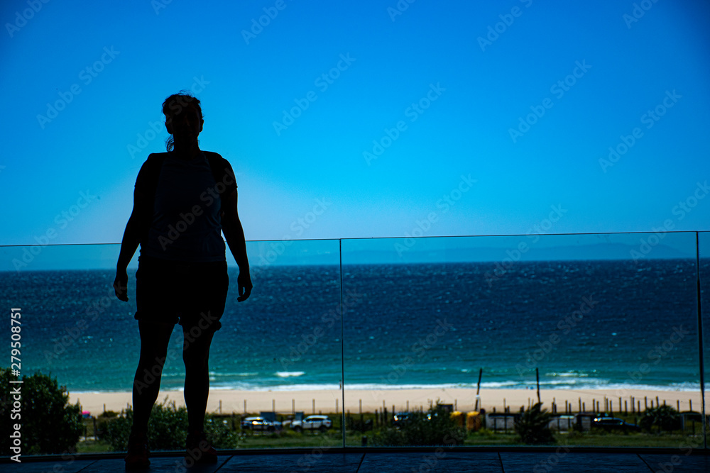 Fototapeta premium silhouette with blue ocean