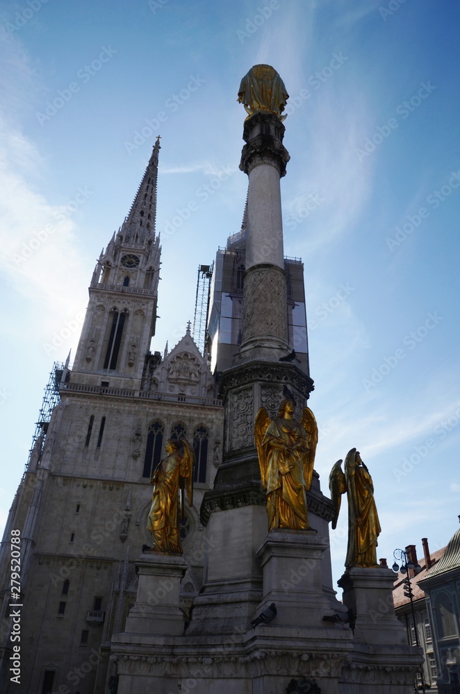 Fototapeta premium Zagreb (Croatie) : Cathédrale Saint-Etienne et alentours