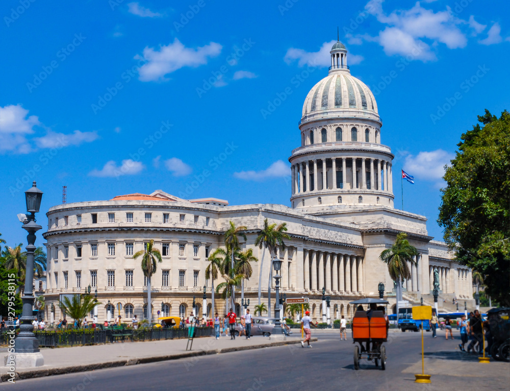 Obraz premium BEAUTIFUL PHOTO OF THE CAPITOL OF HAVANA, CUBA