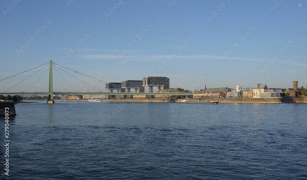 Obraz premium Rheinauhafen und Severinsbrücke in Köln
