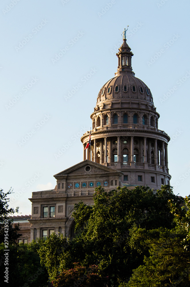 Obraz premium Capitol of Texas in Austin during sunset.