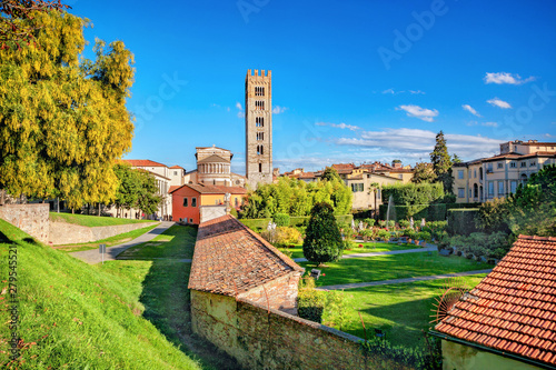 Obraz na płótnie Basilica di San Frediano and gardens of palazzo Pfanner in Lucca.Tuscany, Italy w salonie