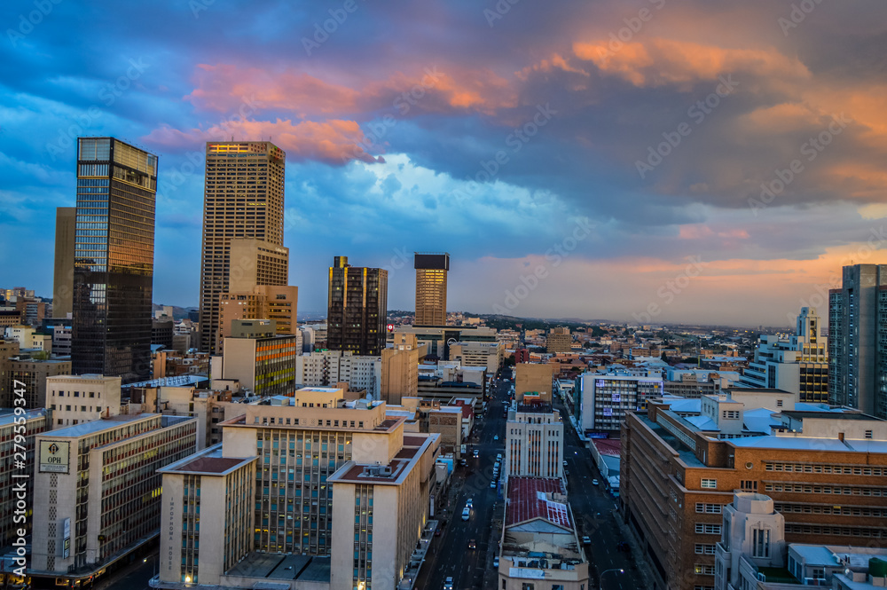 Fototapeta premium Panoramę miasta Johannesburga oraz jego wieżowce i budynki