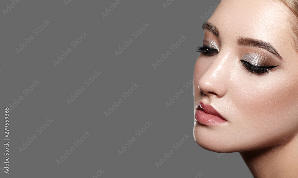 Obraz premium Beautiful Woman with Professional Makeup. Celebrate Style Eye Make-up, Perfect Eyebrows, Shine Skin. Bright Fashion Look