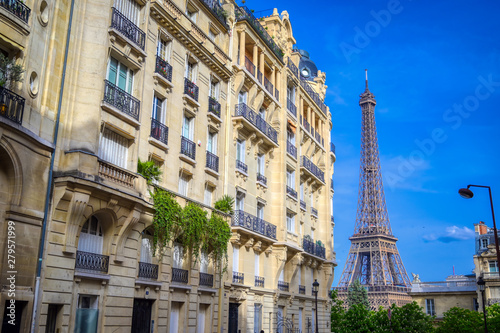 Fototapeta Naklejka Na Ścianę i Meble -  A view of the Eiffel Tower from the streets of Paris, France.