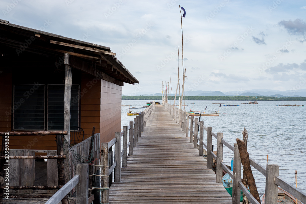Naklejka premium pier on the lake