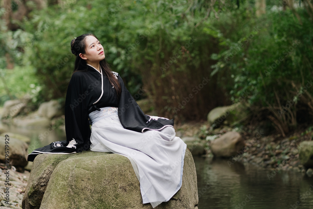 beautiful-asian-woman-in-black-and-white-chinese-costume-clothes-hanfu