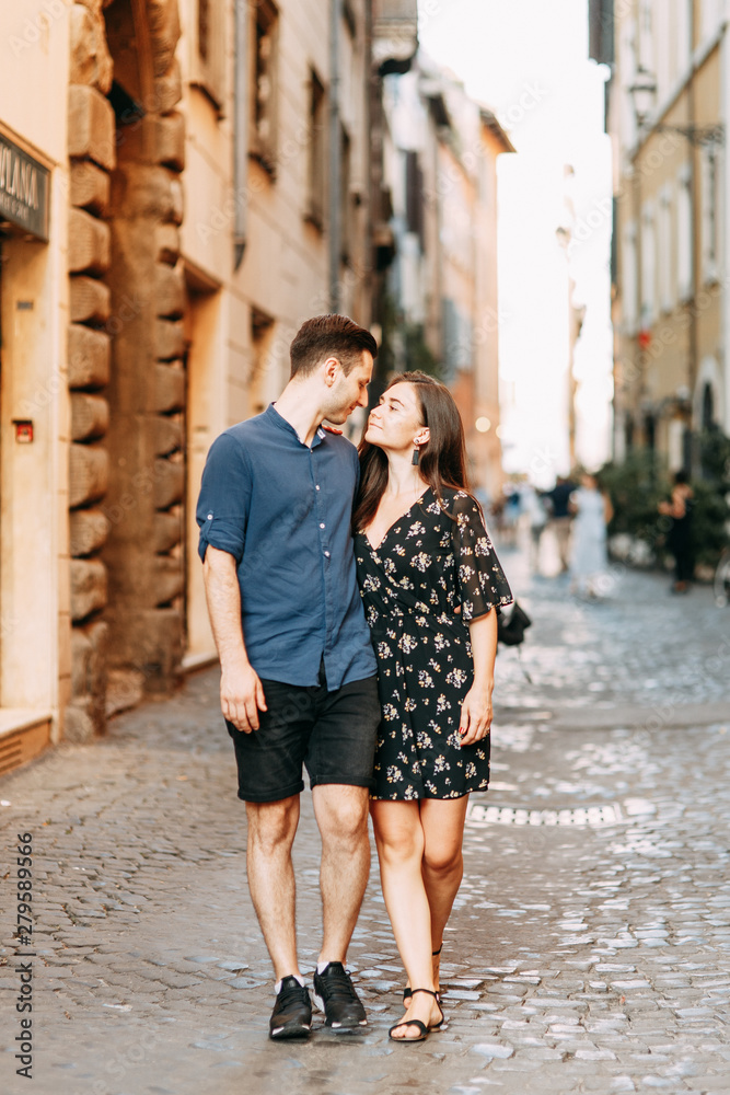 Naklejka premium Wedding photography in Italy. Couple walking the streets of Rome, sightseeing and panoramic views.