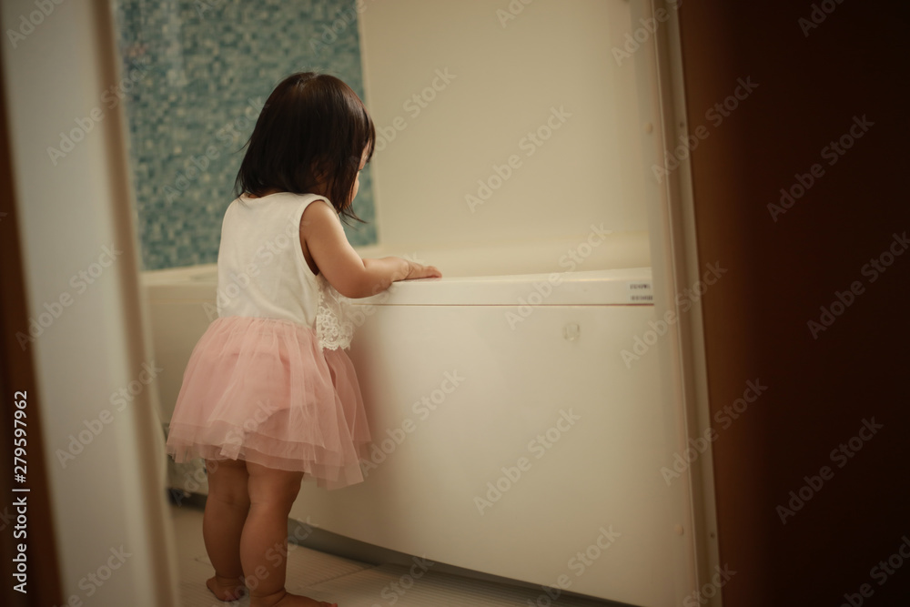 浴槽を覗き込む女の子 浴槽を覗き込む女の子