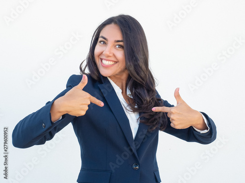 Fotografía Happy joyful businesswoman pointing index fingers at herself