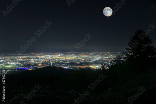 満月と丘から見る夜景
